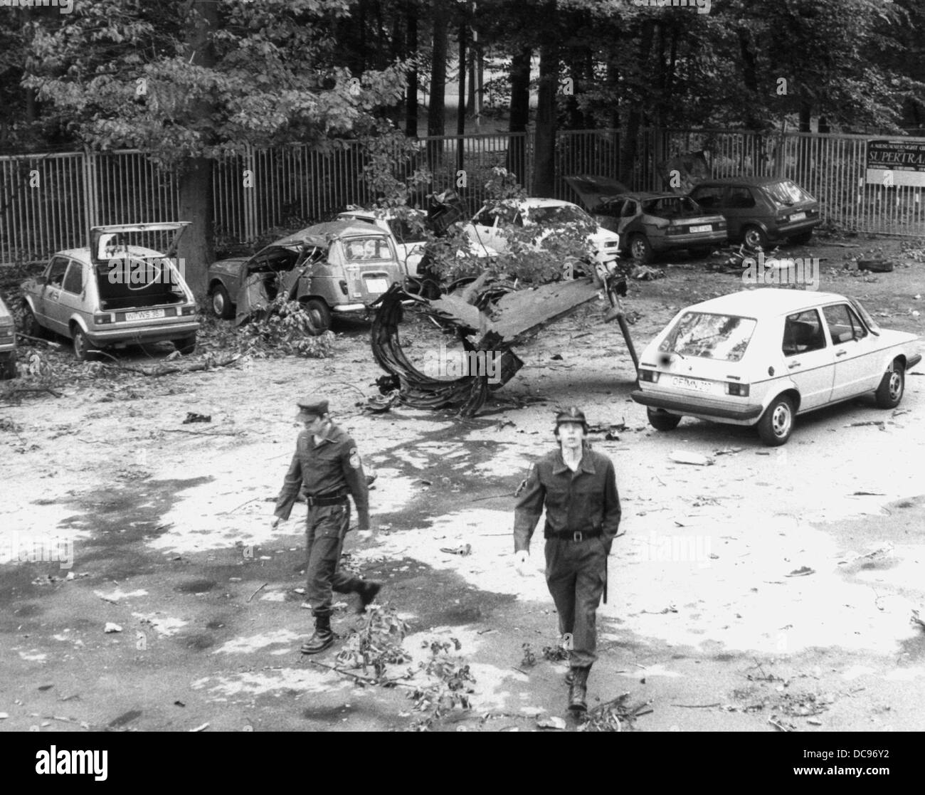 Blick auf beschädigte Autos neben dem Eingang das Waldstadion in Frankfurt am Main. Ein Starfighter der kanadischen Luftwaffe krachte in das Auto des Priesters Martin Jürges und seiner Familie, die getötet wurden, am 22. Mai 1983 in Frankfurt am Main. Stockfoto