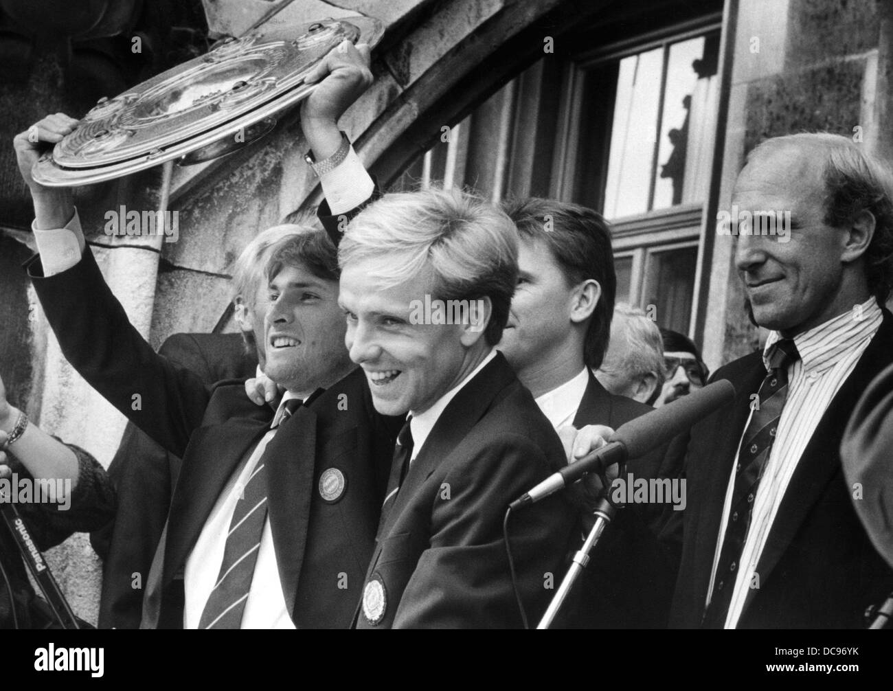 Der neue deutsche Meister FC Bayern München wird am 17. Juni 1987 auf