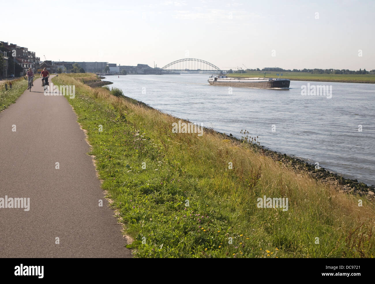 Weg entlang erhöhte Flut Verteidigung Deich neben Fluss Nieuwe Maas Alblasserdam Niederlande Stockfoto