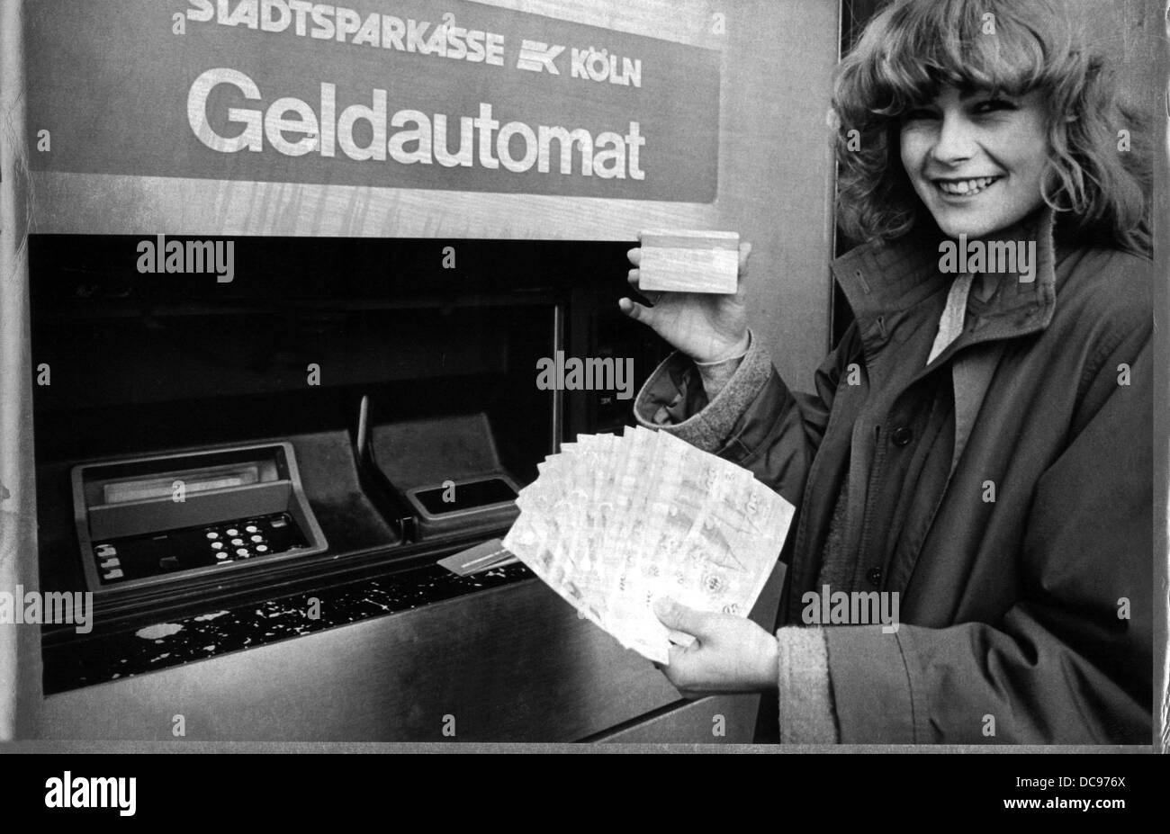 Eine junge Frau steht vor einem neuen "Open Air" Geldautomaten, die rund um die Uhr, am 17. Januar 1980 in Köln sind. Stockfoto