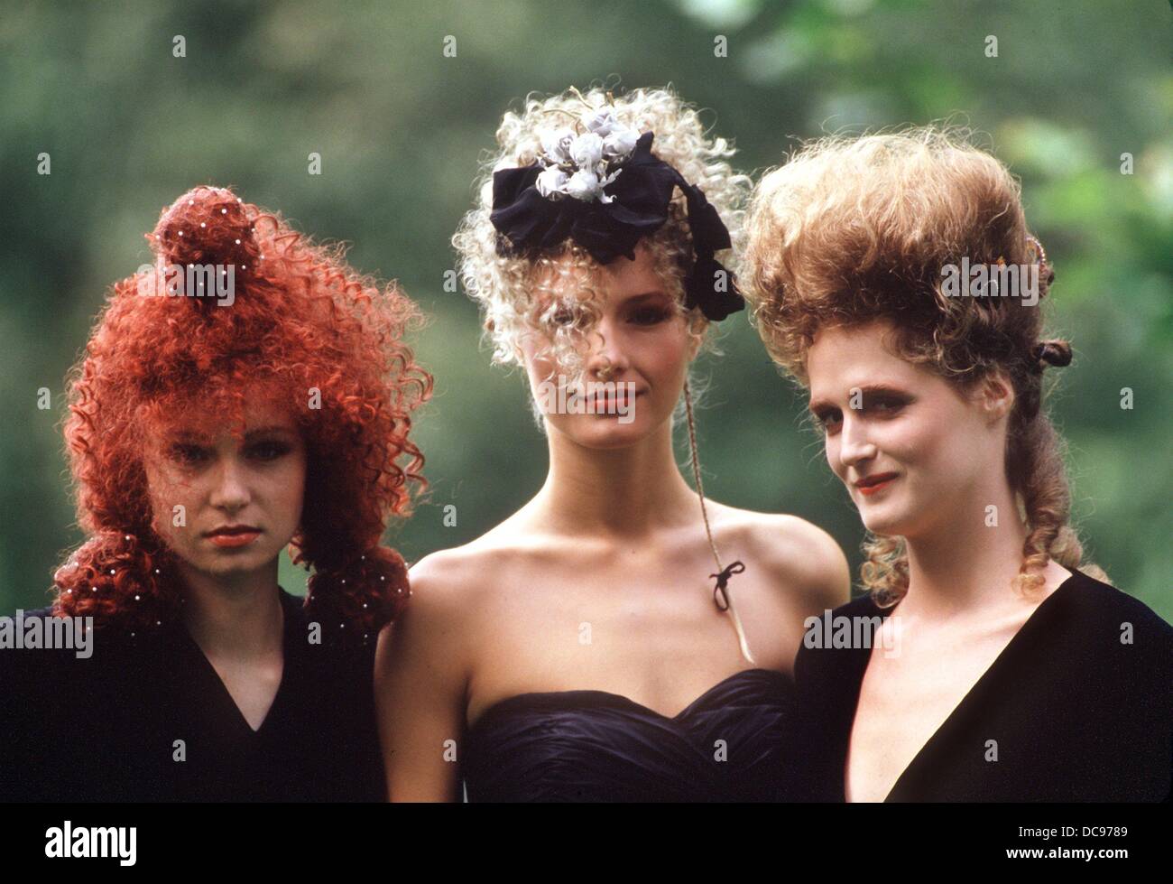 Drei Modelle präsentieren neue Frisuren von Sterne Friseur Marlies Möller im August 1987 erstellt. Stockfoto