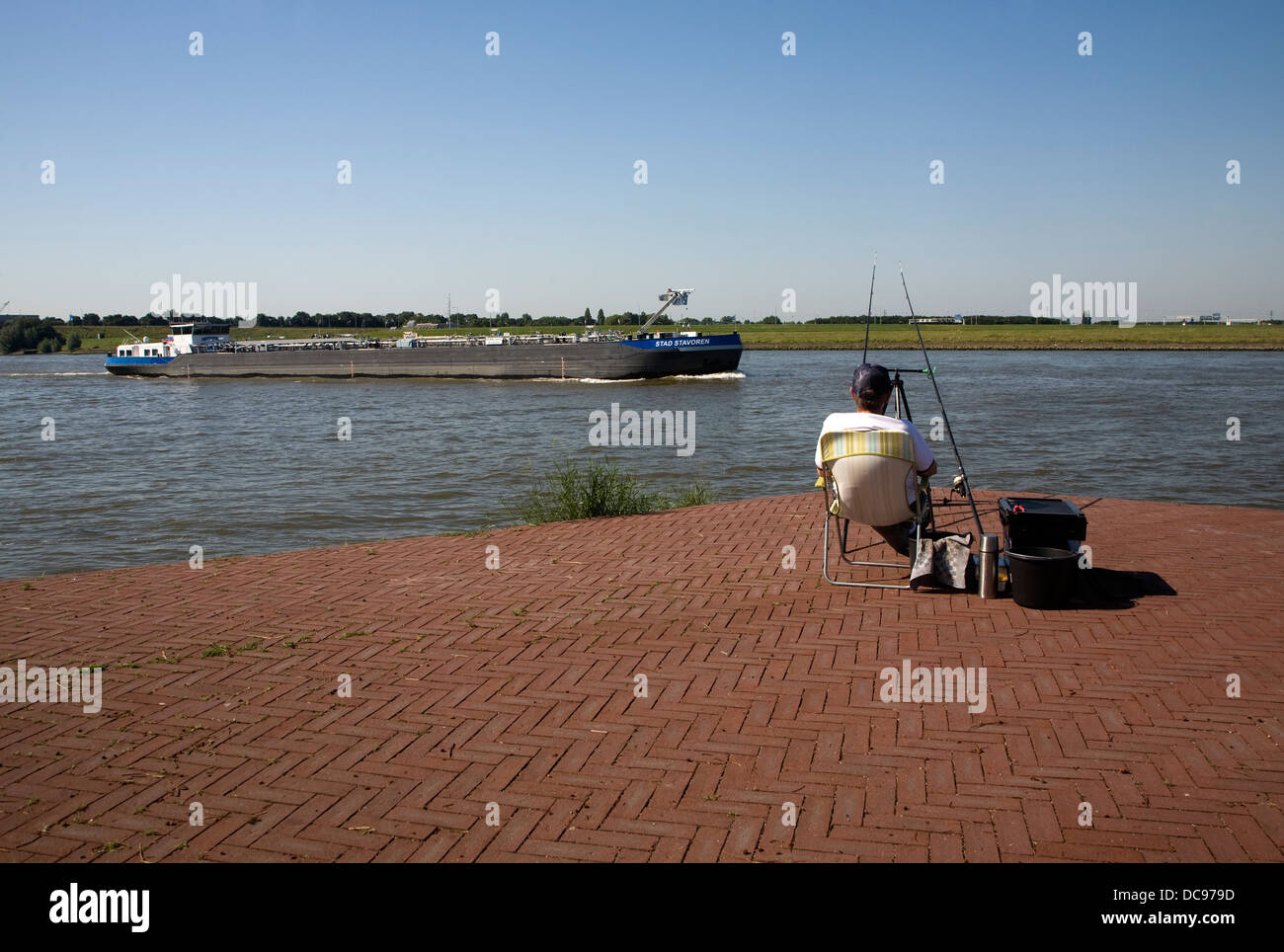 Mann Angeln Fluss Maas Alblasserdam, Rotterdam, Niederlande Stockfoto