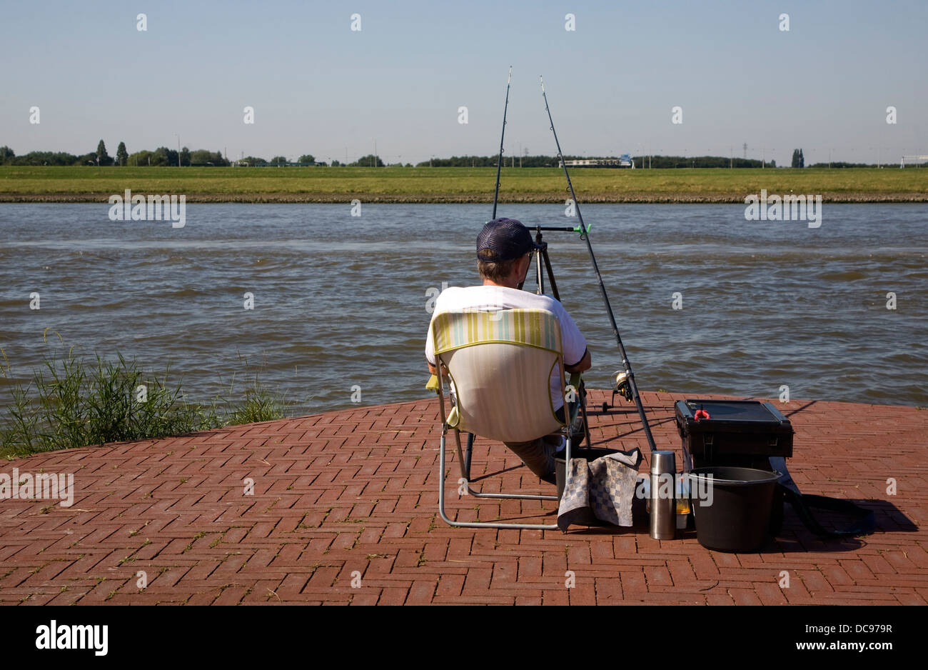 Mann Angeln Fluss Maas Alblasserdam, Rotterdam, Niederlande Stockfoto