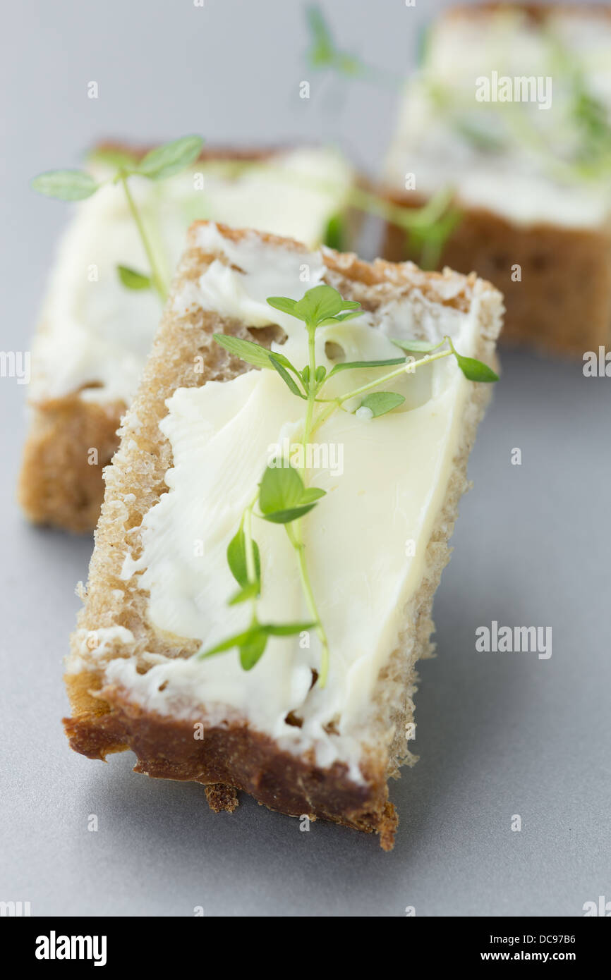 Vollkornbrot mit butter Stockfoto