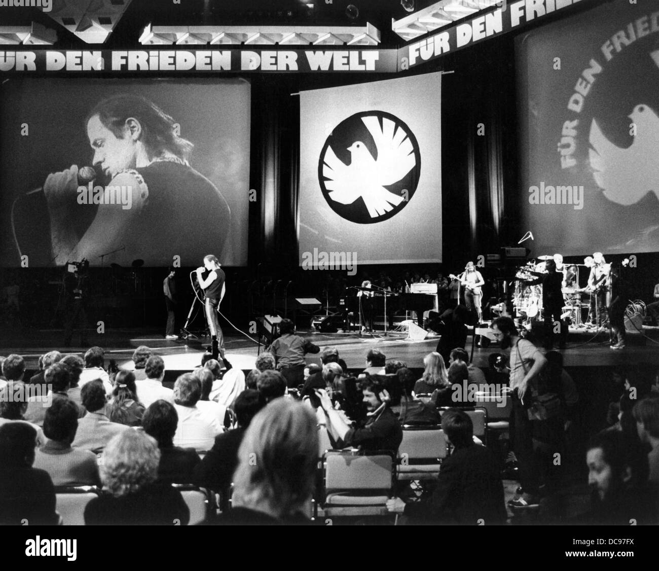 Deutscher Rockmusiker Udo Lindenberg in Ost-Berlin führt am 25. Oktober 1983. Es ist Lindenberg Uraufführung in der DDR im Jahre gewesen. Stockfoto