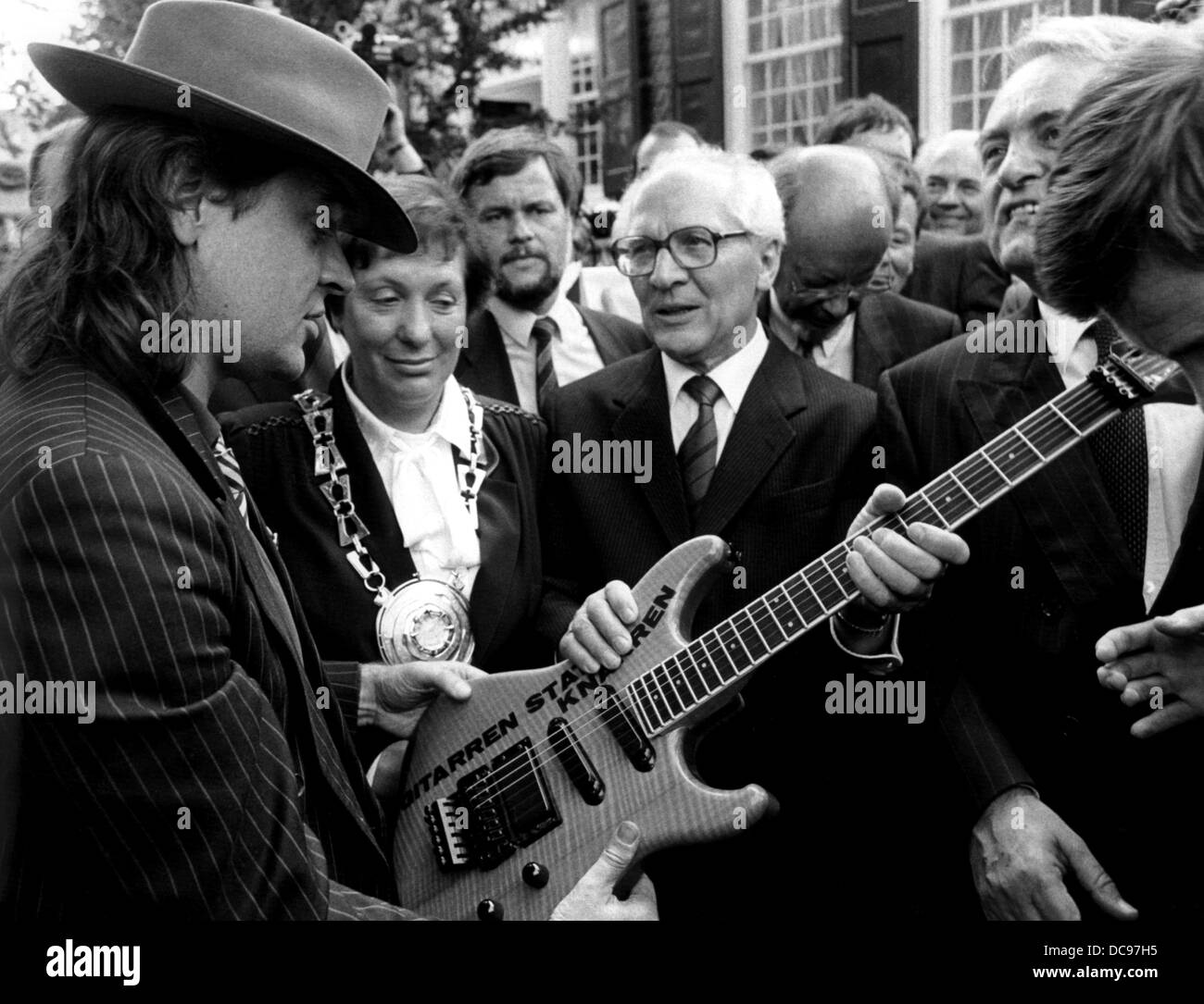 Generalsekretär der SED Erich Honecker (m) erhält eine Gitarre von Rockmusiker Udo Lindenberg als Geschenk während des ersten Besuchs eines Staatsoberhaupts der DDR in der BRD in Wuppertal im September 1987. Bürgermeister von Wuppertal Ursula Kraus in der Mitte, um ihre richtige Ministerpräsident von Nordrhein-Westfalen Johannes Rau. Stockfoto