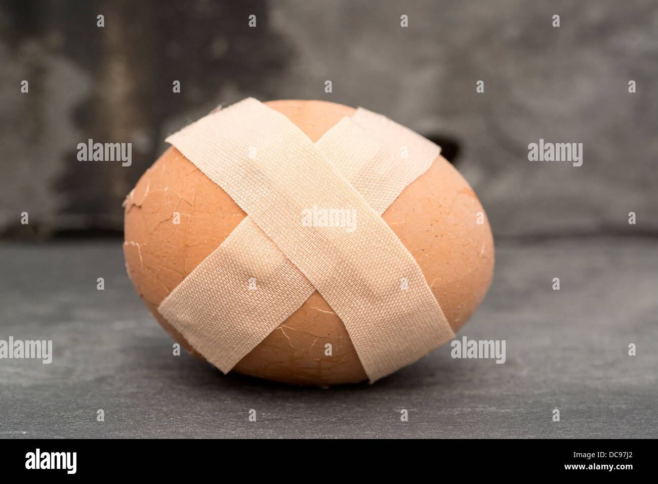 Heftpflaster auf gebrochene Ei gebrochen medizinisches Konzept Bild Stockfoto