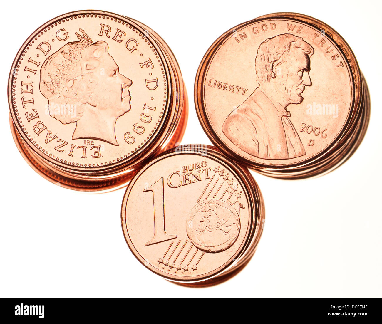 Britische Pfennige; Amerikanische 1 C Stücke; Euro 1 C Stücke. Stockfoto