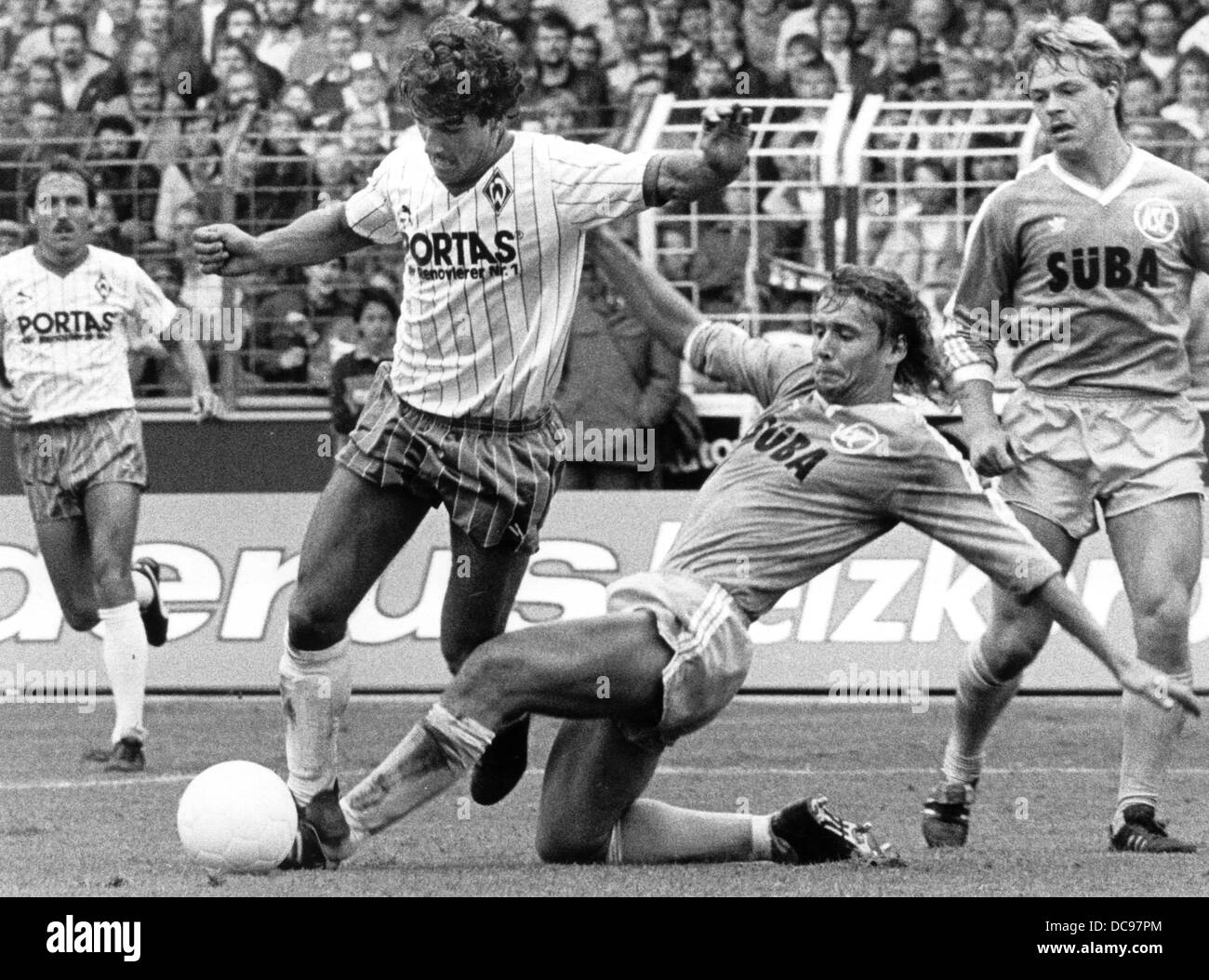 Stürmer von Werder Bremen Karl-Heinz Riedle (l) wird von seinem Gegner Thomas Süß auf den 08. Mai 1987 angegriffen. Stockfoto