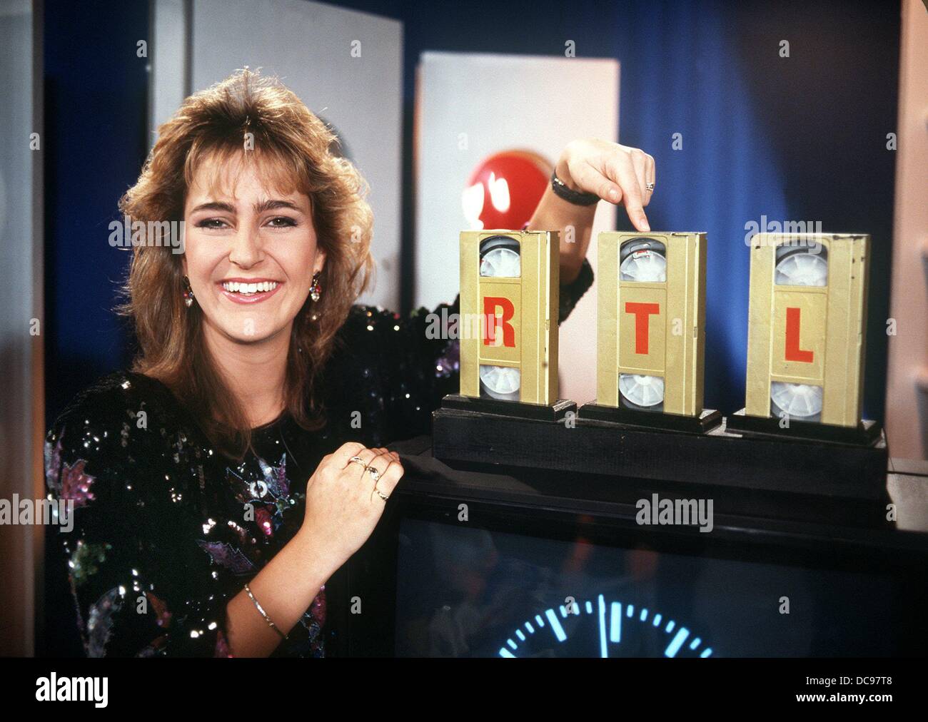 RTL plus Moderatorin Nicole Bierhoff öffnet das Programm des privaten Fernsehsenders RTL plus am 1. Januar 1988. Stockfoto