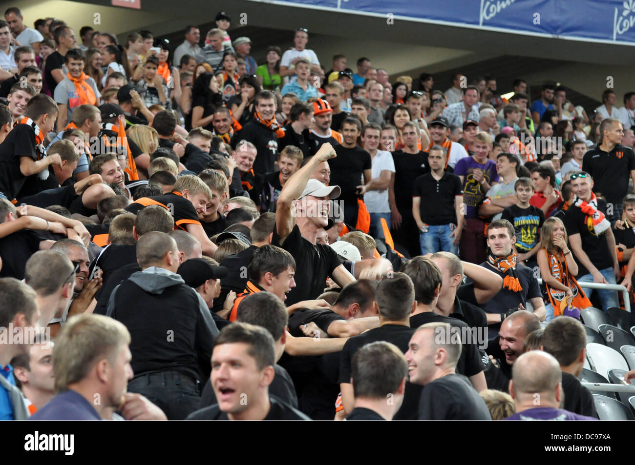 Shakhtar Ultras Fans schreien auf der Tribüne Stockfoto