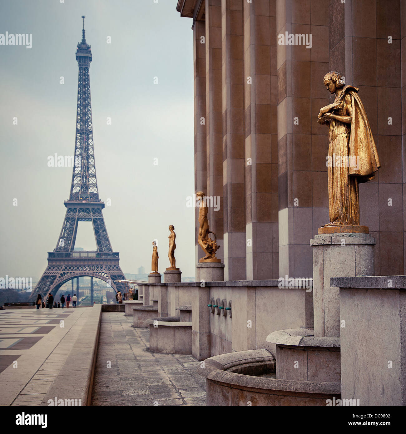 Blick vom Trocadero mit goldenen Statuen auf Eiffelturm, Paris Stockfoto