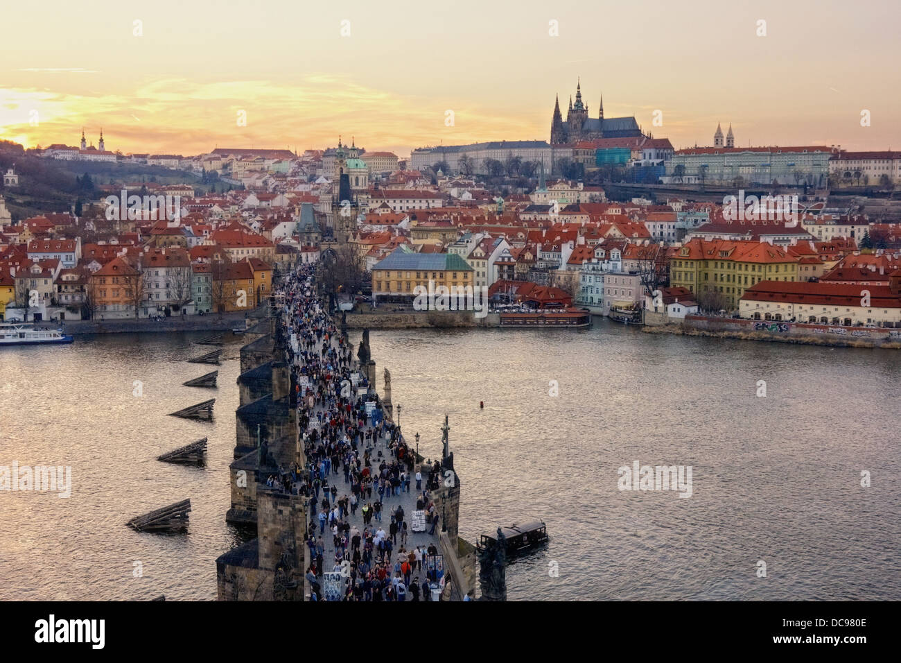 Luftbild aus dem Brückenturm auf der Karlsbrücke und Prager Burg, Tschechische Republik Stockfoto