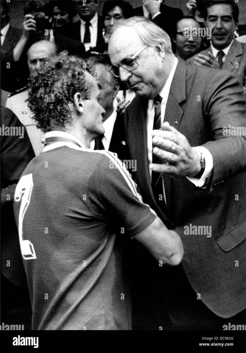 Deutsche Abwehrspieler Hans-Peter Briegel (l) erhält Glückwünsche von Bundeskanzler Helmut Kohl nach dem Spiel am 29. Juni 1986. Deutschland gewann das Finale der Weltmeisterschaft gegen Argentinien. Stockfoto