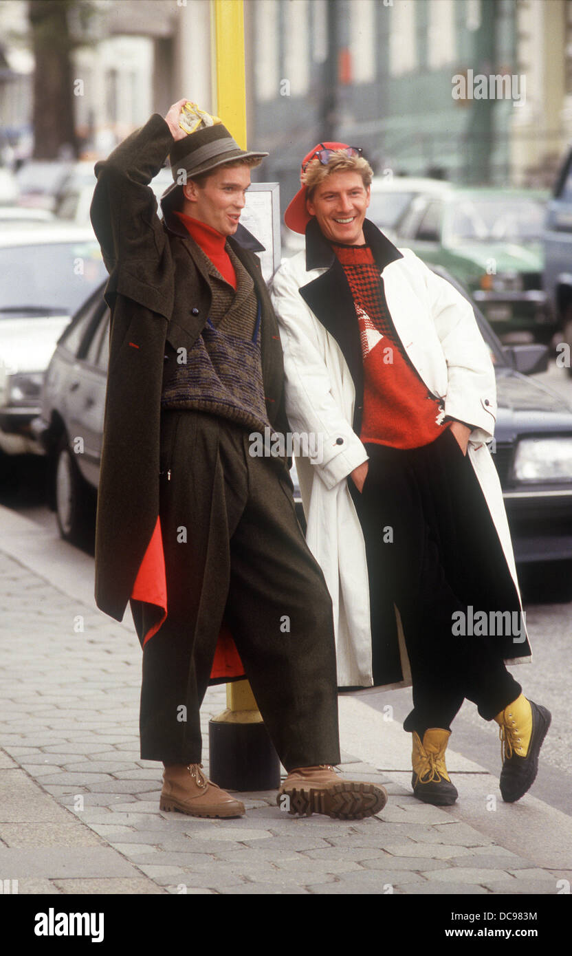 Männliche Models präsentieren Männermode für den kommenden Herbst und Winter am 14. Mai 1987. Stockfoto