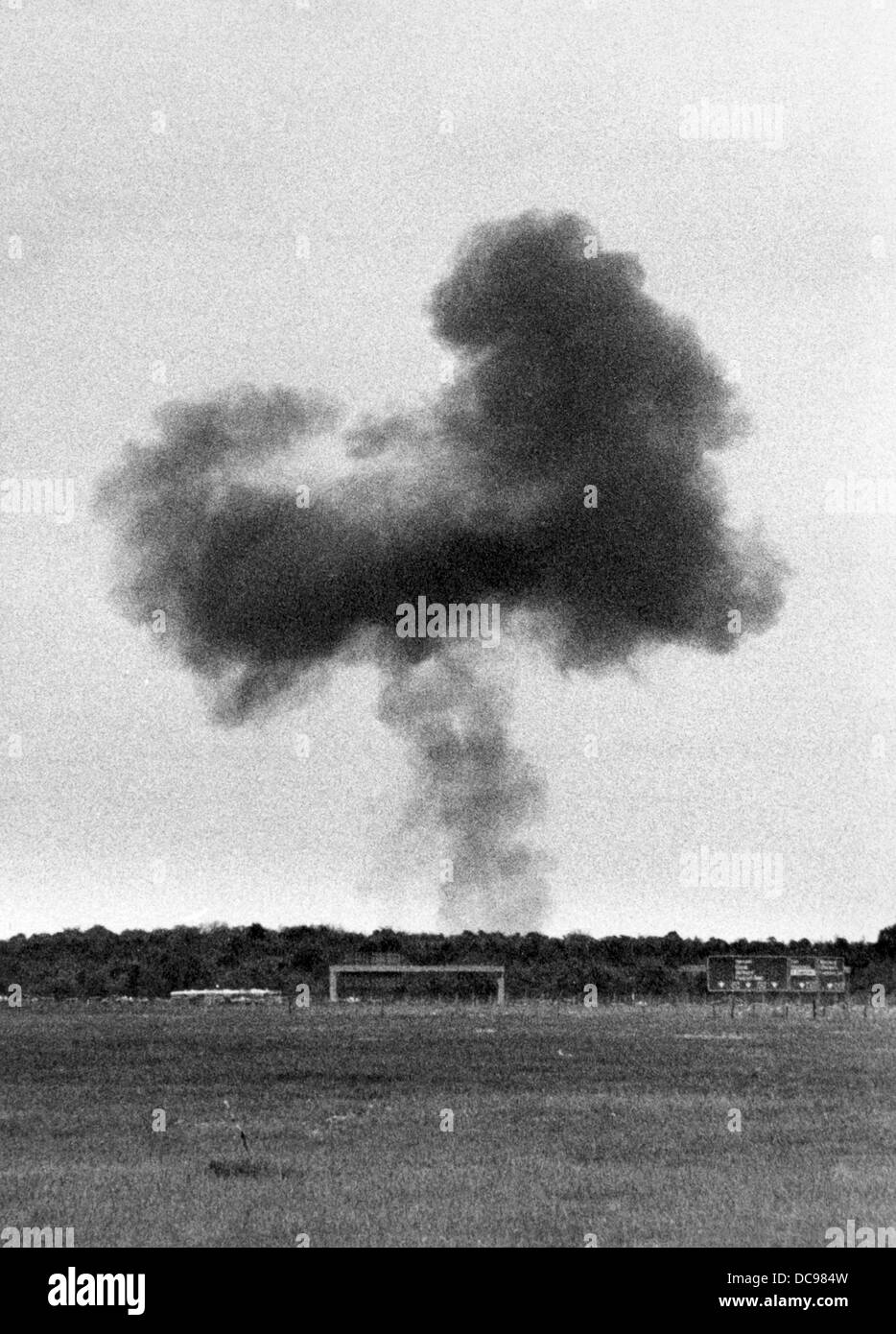 Eine Wolke aus Rauch vom Flughafen gesehen. Ein Starfighter der kanadischen Luftwaffe krachte in das Auto des Priesters Martin Jürges und seiner Familie, die getötet wurden, am 22. Mai 1983 in Frankfurt am Main. Stockfoto