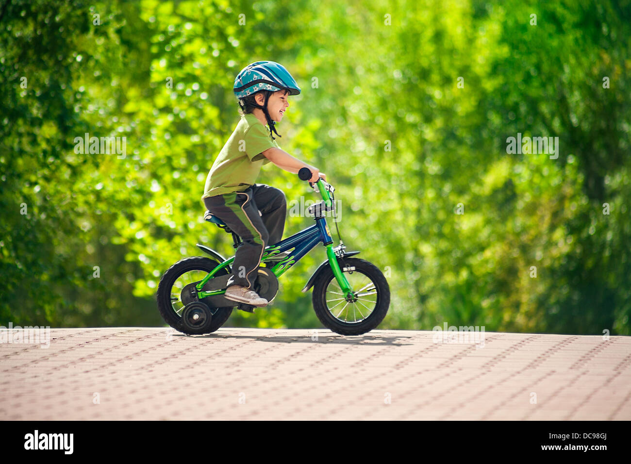 Junge in einem Helm Reiten Fahrrad Stockfoto