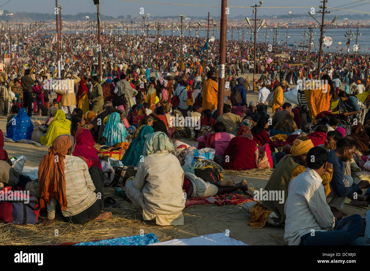 Tausende von Menschen sammeln, sitzen und schlafen auf dem Boden, Kumbha Mela Masse Hindu-Wallfahrt Stockfoto