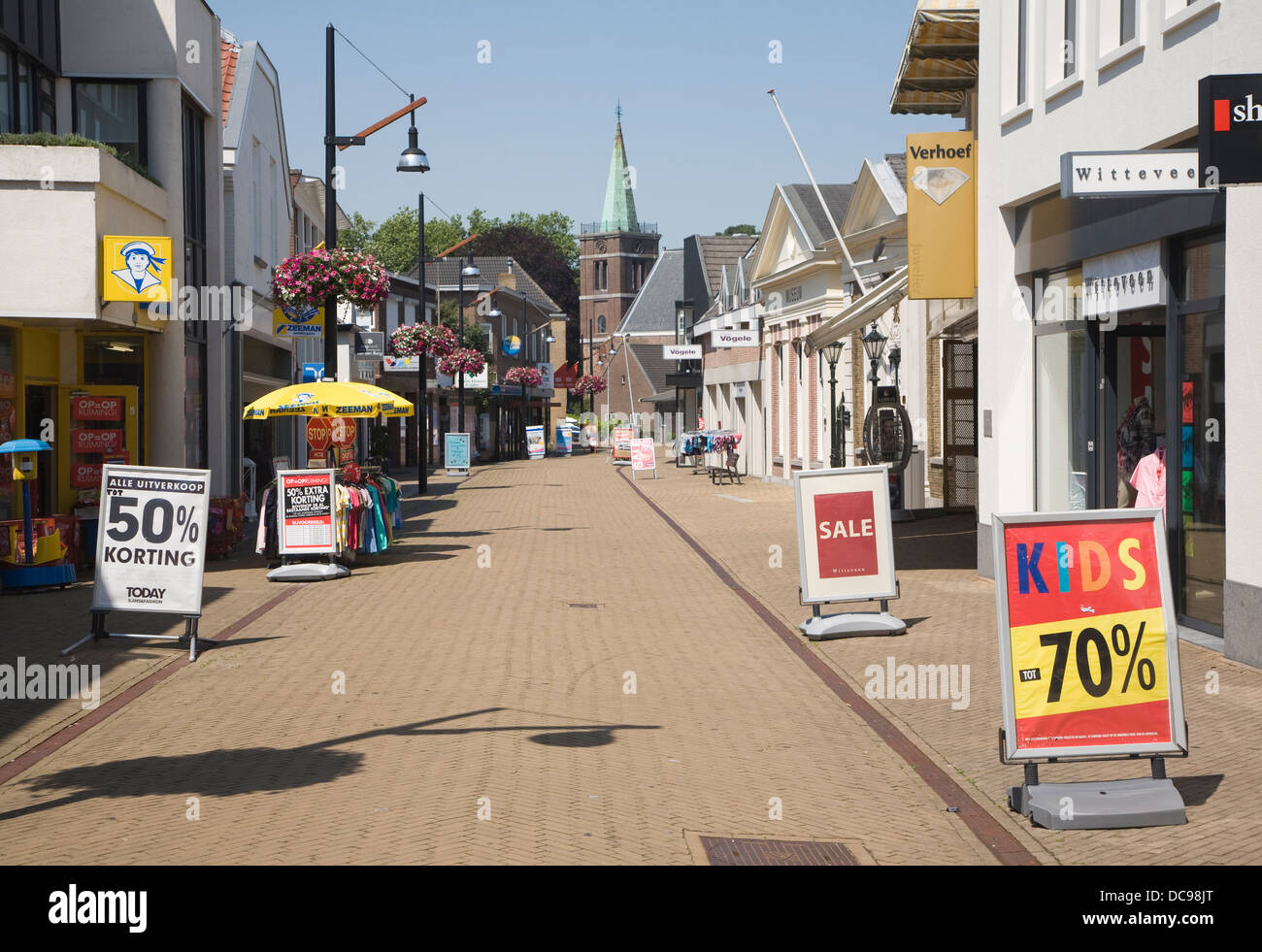 Fast menschenleer shopping Straße heißes Wetter Sliedrecht Niederlande Stockfoto