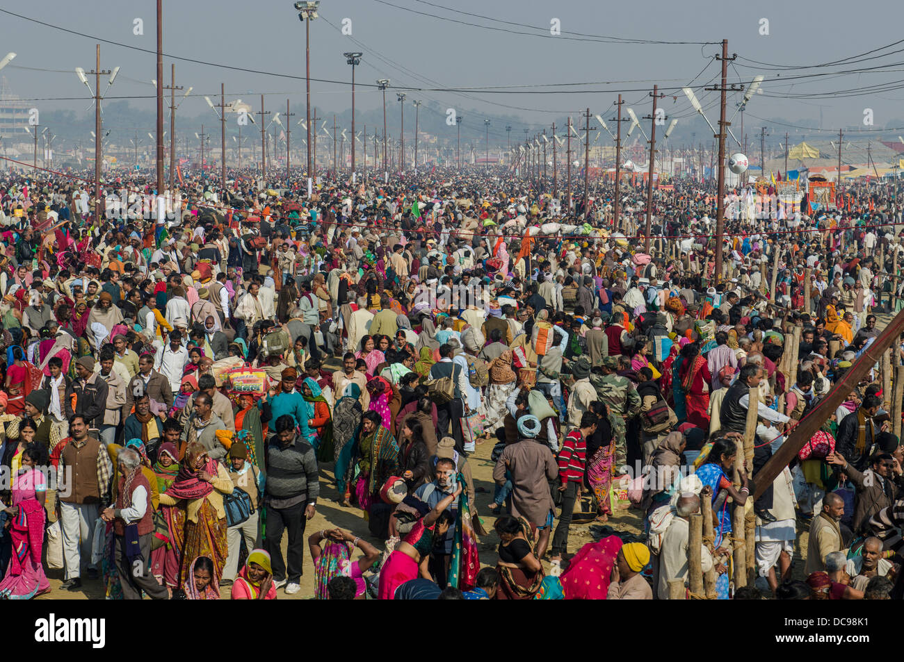 Massen von Menschen sammeln, Kumbha Mela Masse Hindu-Wallfahrt Stockfoto