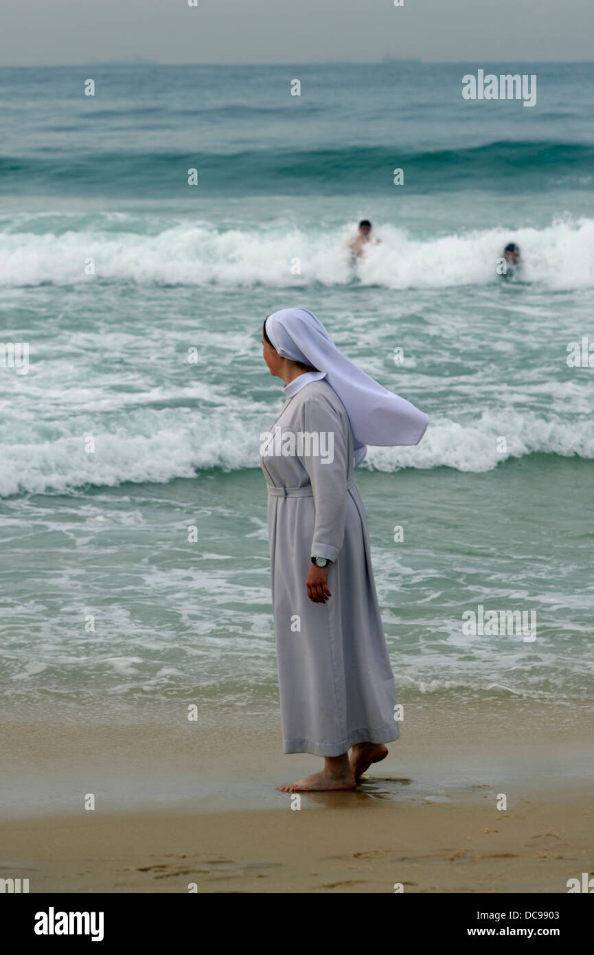 Der Weltjugendtag 2013, Schwester mit Blick auf das Meer Stockfoto