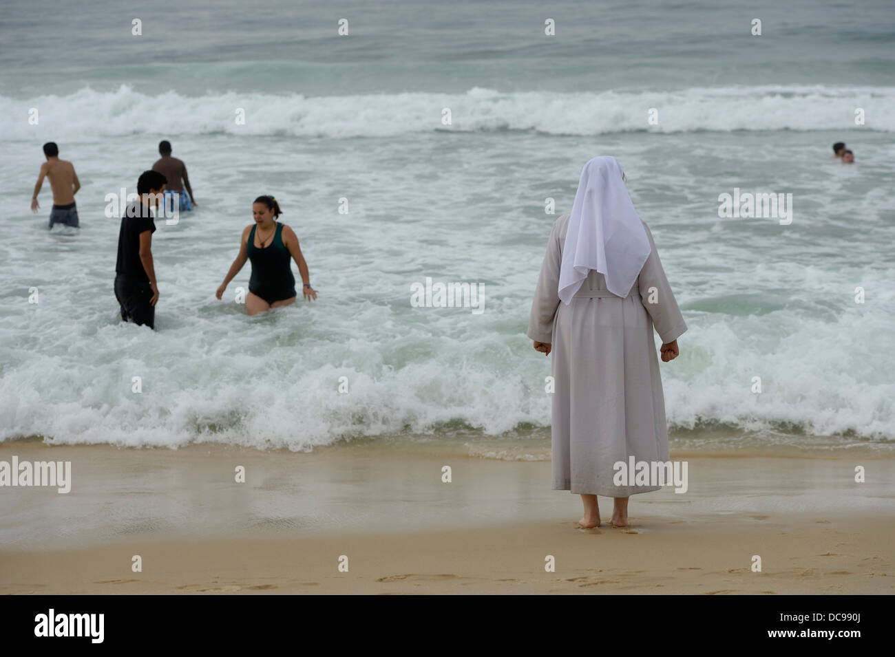 Der Weltjugendtag 2013, Schwester mit Blick auf das Meer Stockfoto