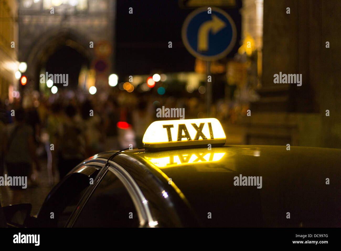 Taxi wartet auf Kunden während einer Nacht in Prag Stockfoto