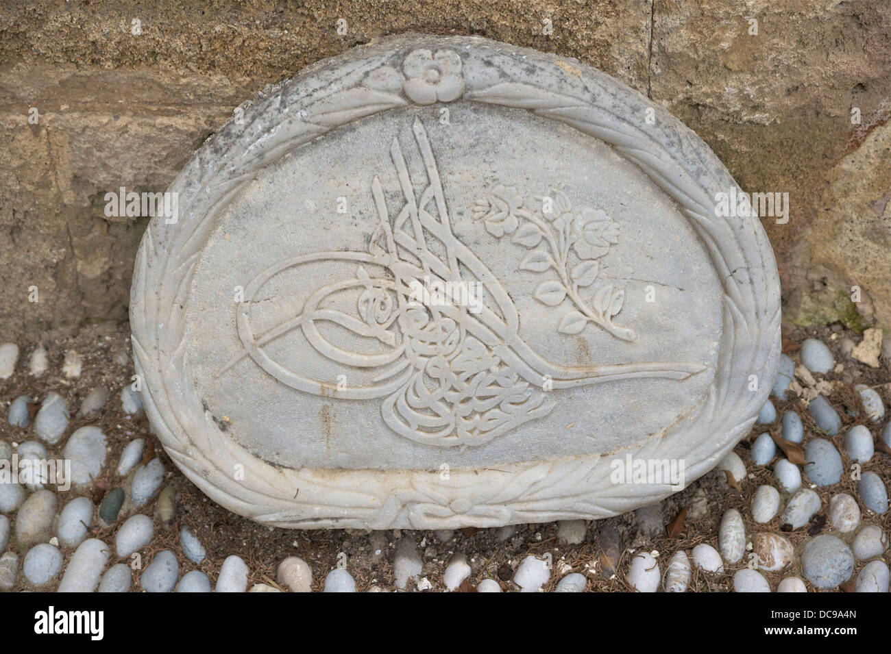 Osmanischer Grabstein mit Inschriften und eine gravierte Rose. Stockfoto