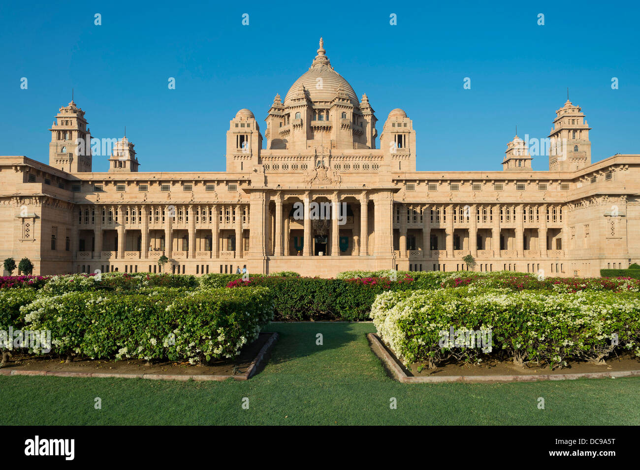 Garten, Eingang und Kuppel, Vorderseite des Palace Hotels, Umaid Bhawan Palace Stockfoto