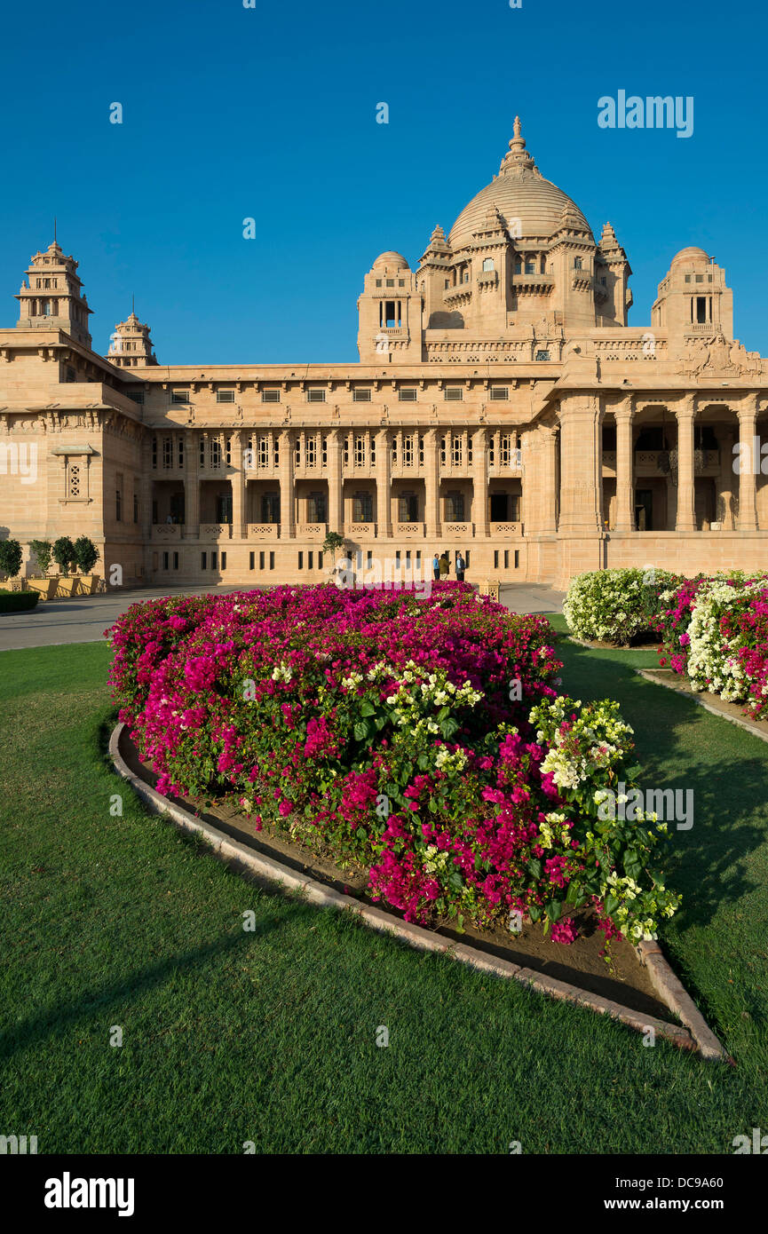 Garten, Eingang und Kuppel, Vorderseite des Palace Hotels, Umaid Bhawan Palace Stockfoto