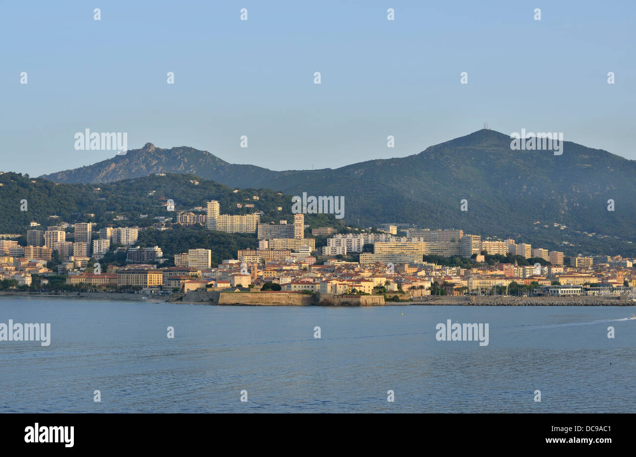 Blick auf Ajaccio von der Fähre, Korsika, Frankreich Stockfoto