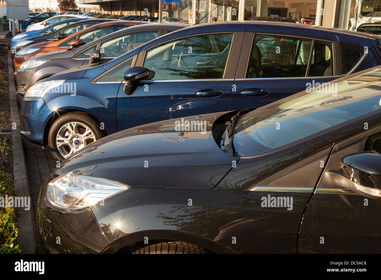 Auto zum Verkauf auf einem vorplatz vor einem Autohaus, England, Großbritannien Stockfoto