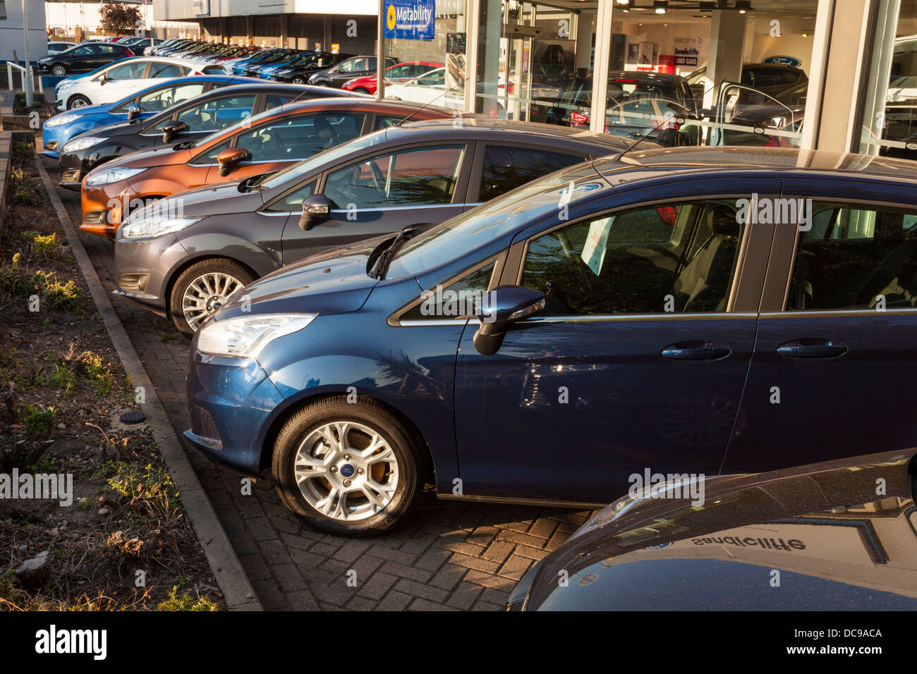 Autos für Verkauf aufgereiht auf einem vorplatz vor einem Autohaus, England, Großbritannien Stockfoto