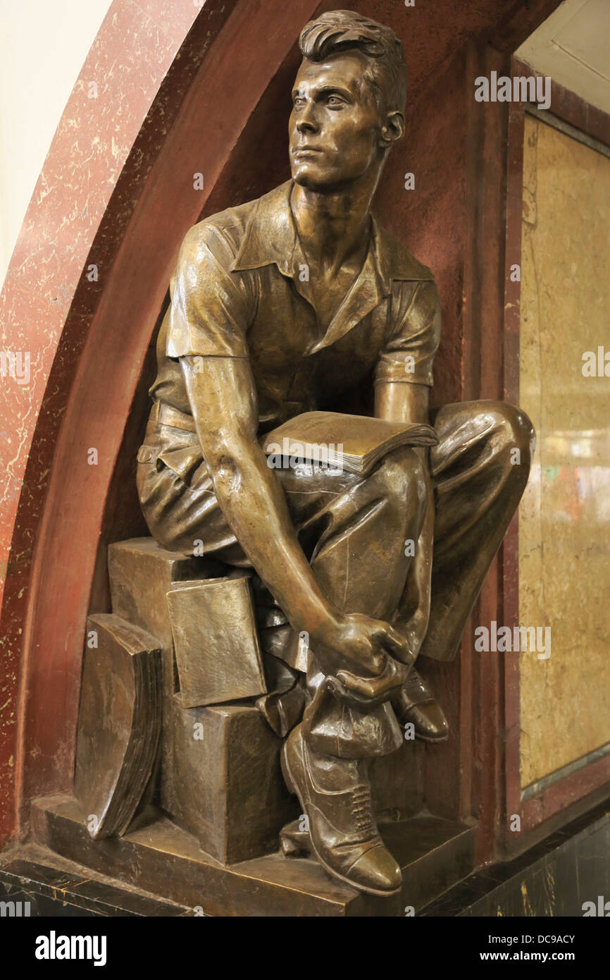 Bronzestatue eines männlichen Studenten, u-Bahnstation Platz der Revolution, Ploshchad Revolyutsii Stockfoto