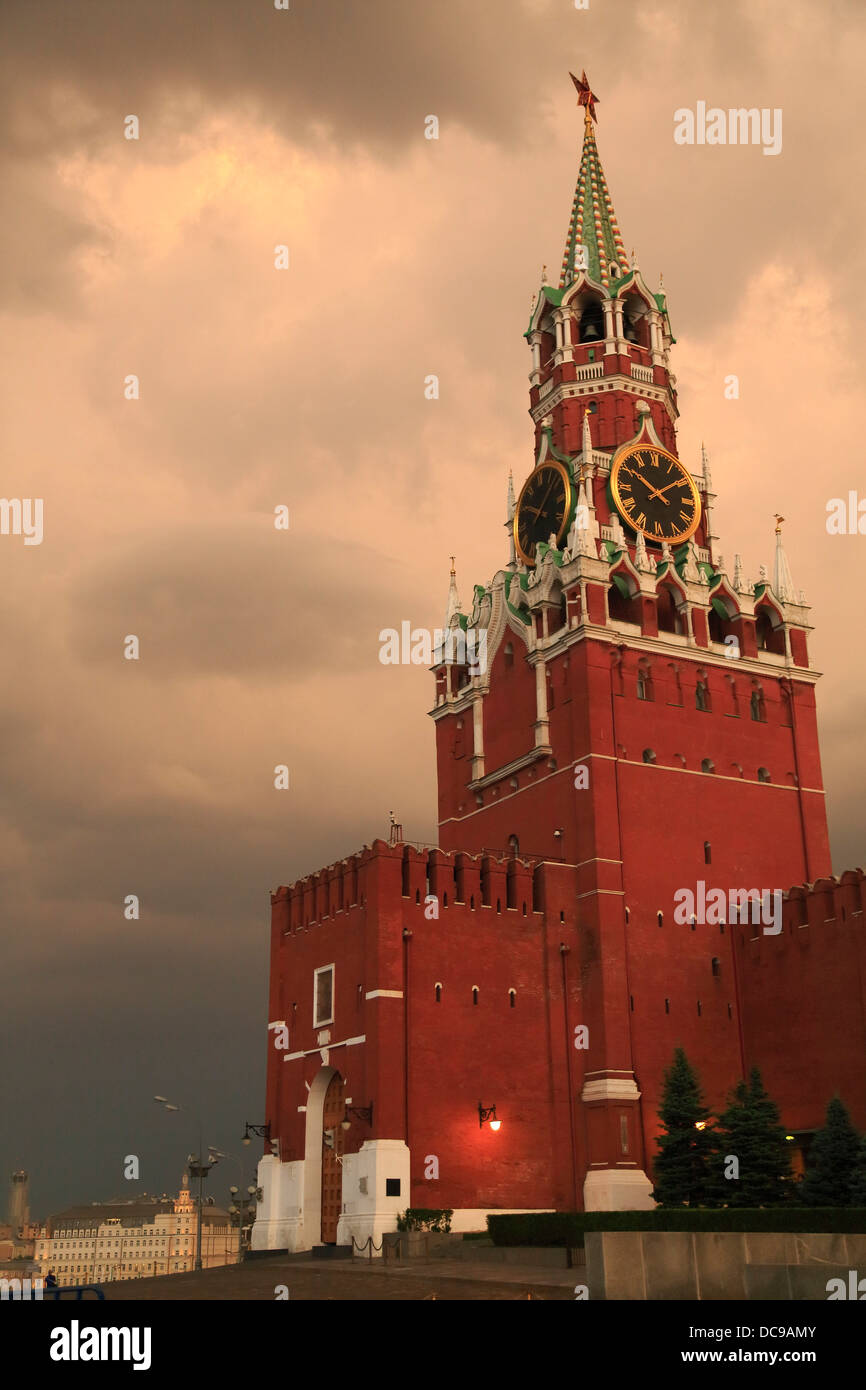 Erlöser Turm des Kreml am Roten Platz, Krasnaya Ploshchad, Gewitterstimmung, am Abend Stockfoto