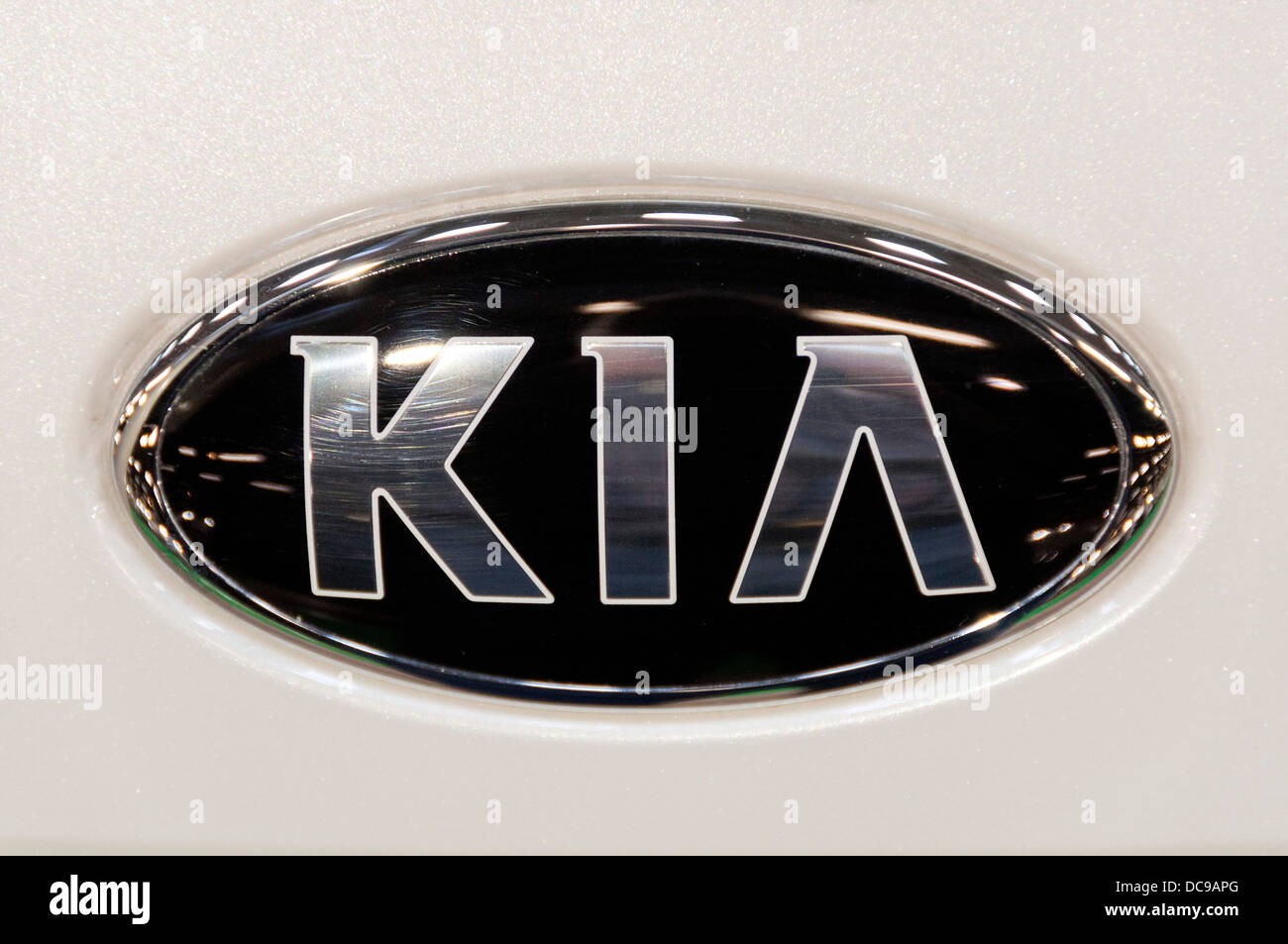 KIA-Logo auf einem Auto Stockfoto
