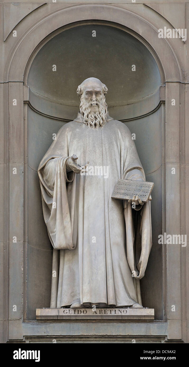 Statue de Guido d ' Arezzo (Guy Aretin) au Piazzale des Büros, Florenz, Italien. Par Lorenzo Nencini. Stockfoto
