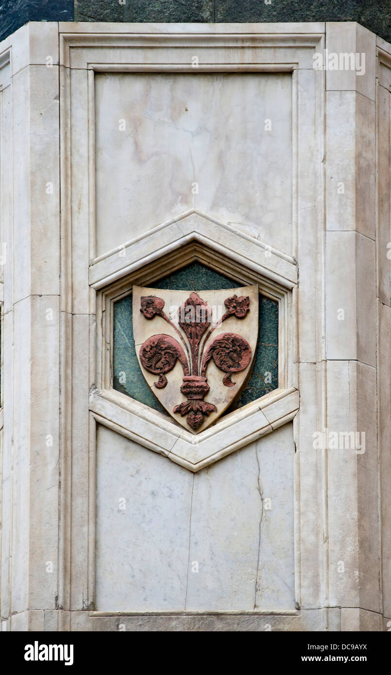 Wappen von Florenz, neben der Eingangstür den Kirchturm von Giotto, neben der Kirche Santa Maria del Fiore in Flor Stockfoto