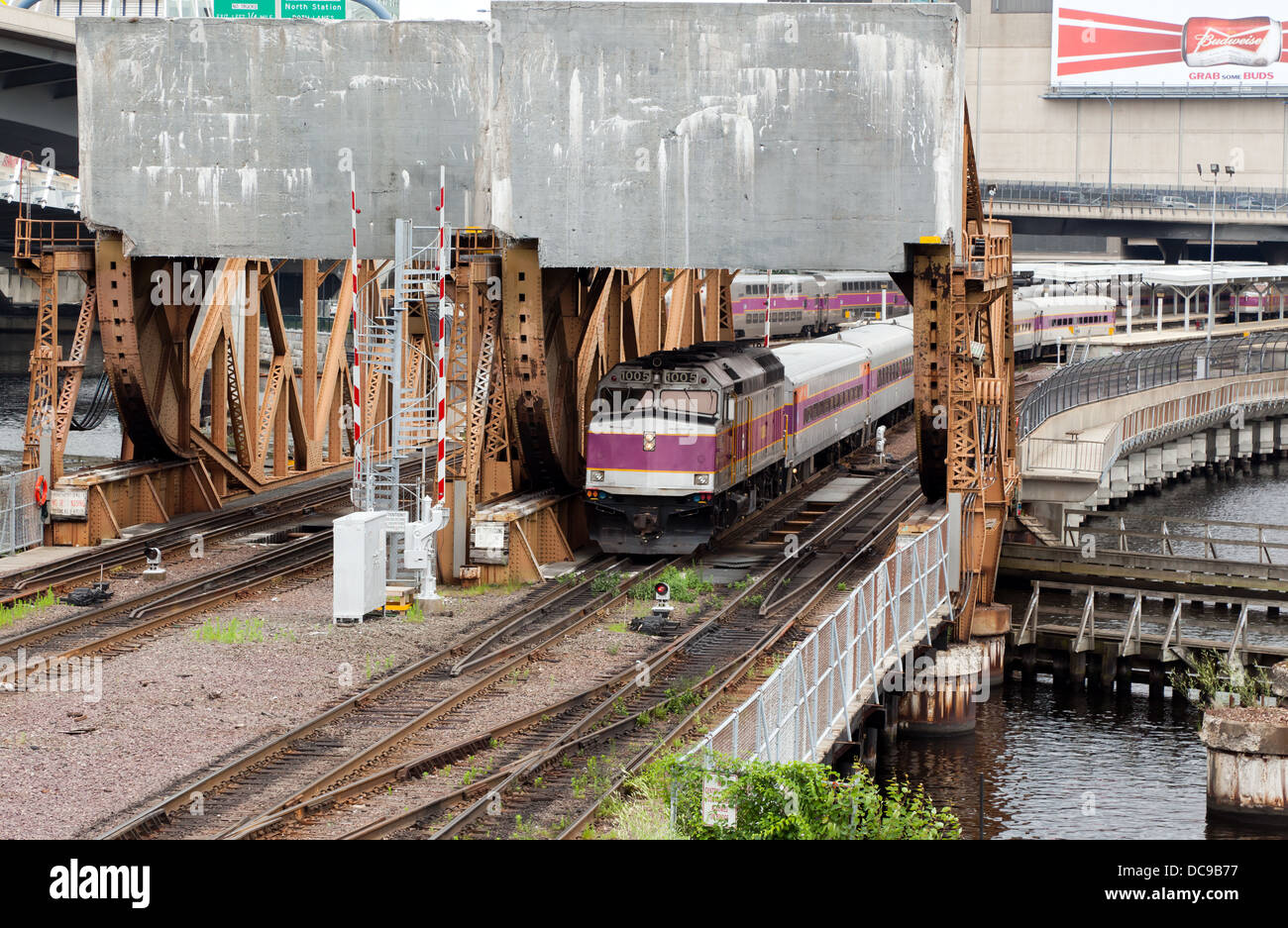 Ein MBTA Pendlerzug Bostons North Station zu verlassen und eine Drehbrücke über den Charles River überfahren. Stockfoto