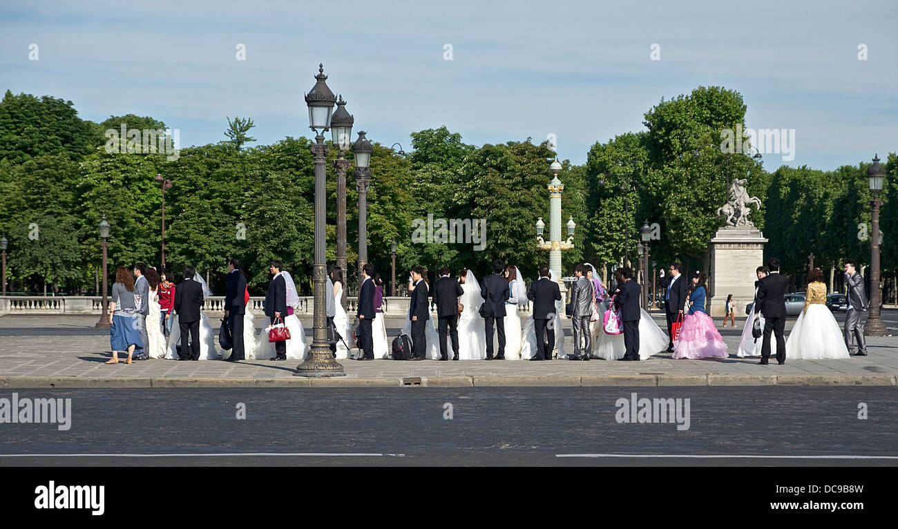 Spalte Brautpaar warten darauf, fotografiert zu werden, Place De La Concorde in Paris Stockfoto