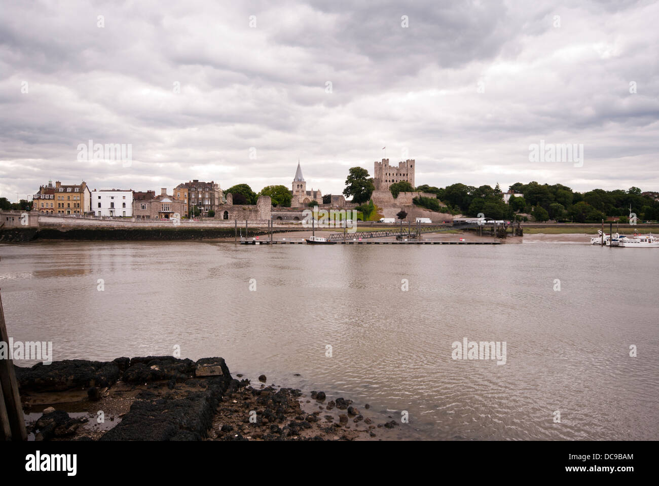 Ansicht von Rochester Kent England UK aus über den Fluss Medway Stockfoto