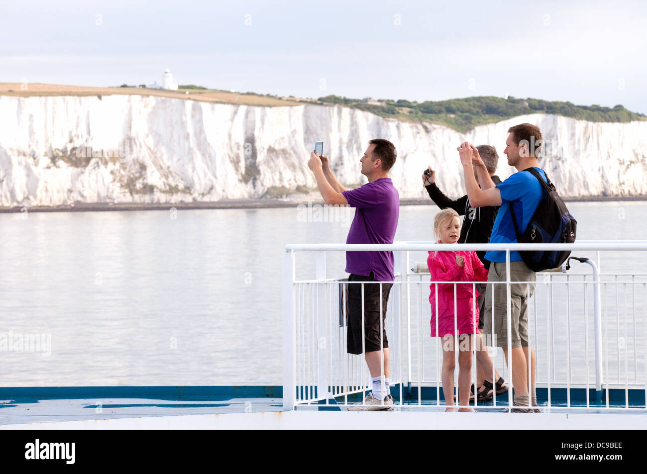 Cross Channel Auto Fähre Passagiere die Fotos von den weißen Klippen von Dover nach Frankreich in den Urlaub Reisen Stockfoto