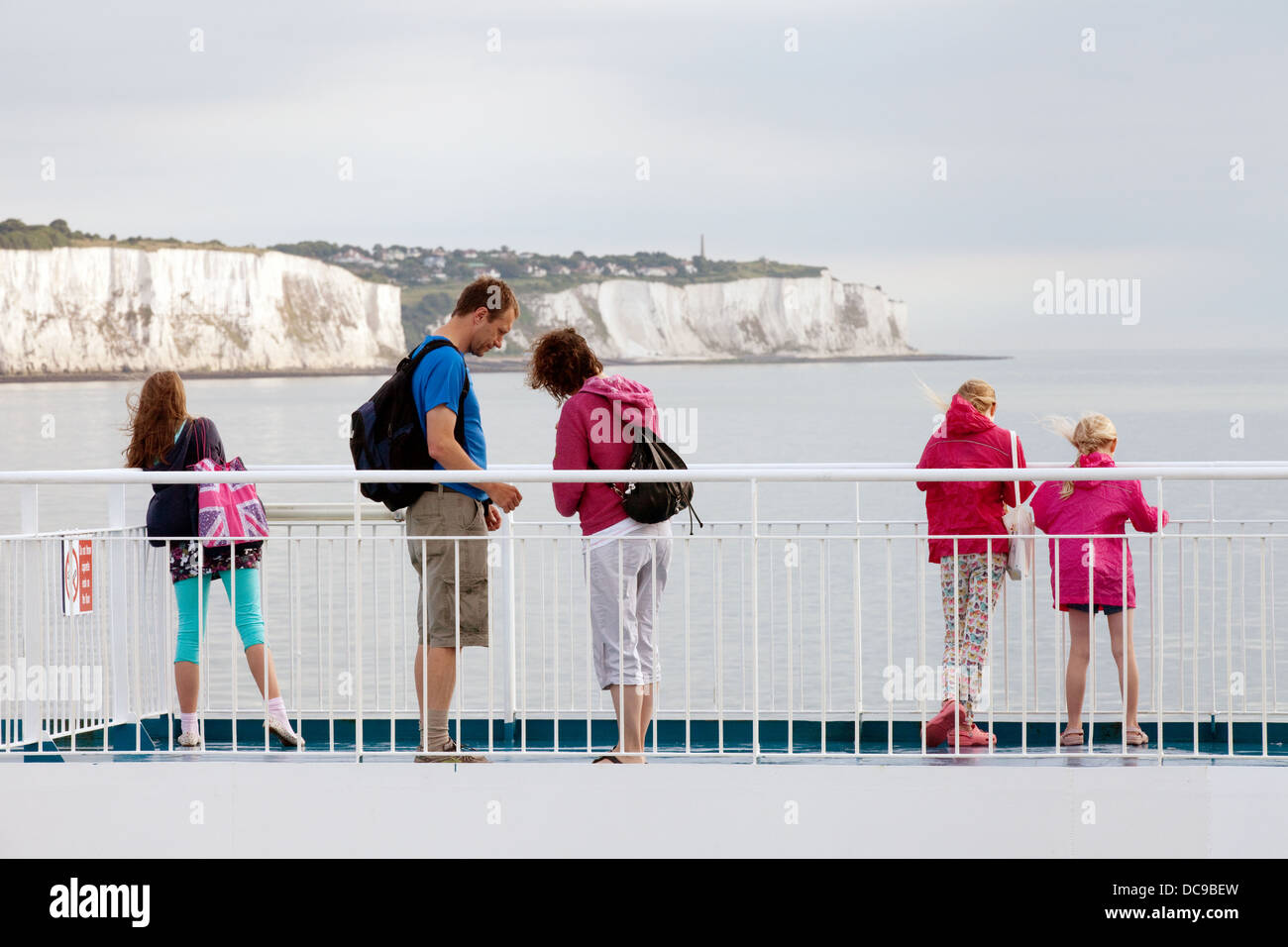 Einer britischen Familie in den Urlaub nach Frankreich zu gehen, mit der Autofähre, verlassen des UK, vorbei an den Kreidefelsen von Dover, England, UK Stockfoto