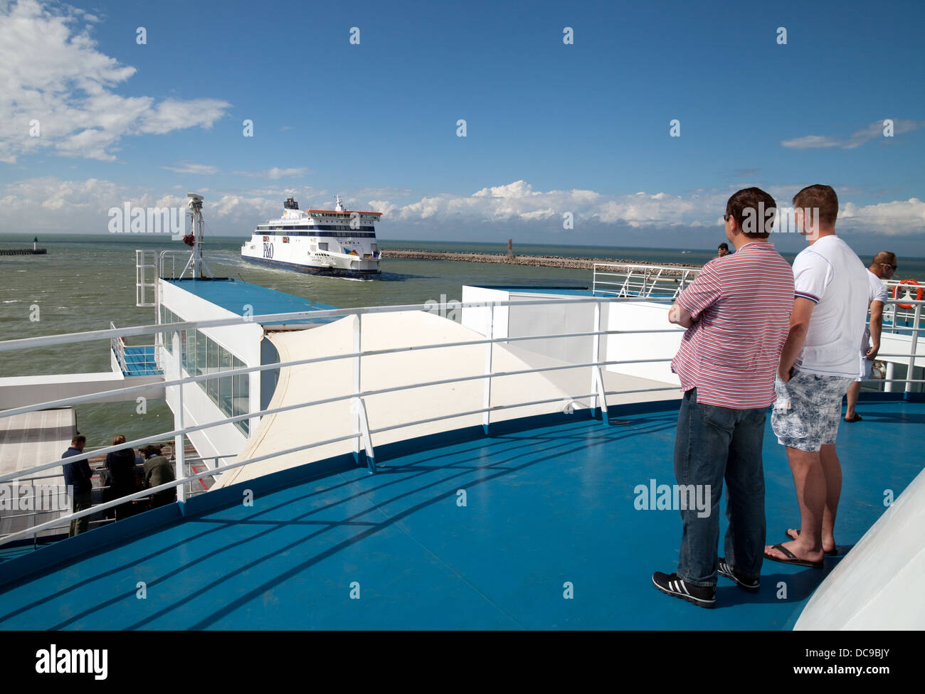 Passagiere an Bord der MyFerryLink überqueren Kanal Fähre "Rodin", wie es Calais nach Dover Blätter Stockfoto