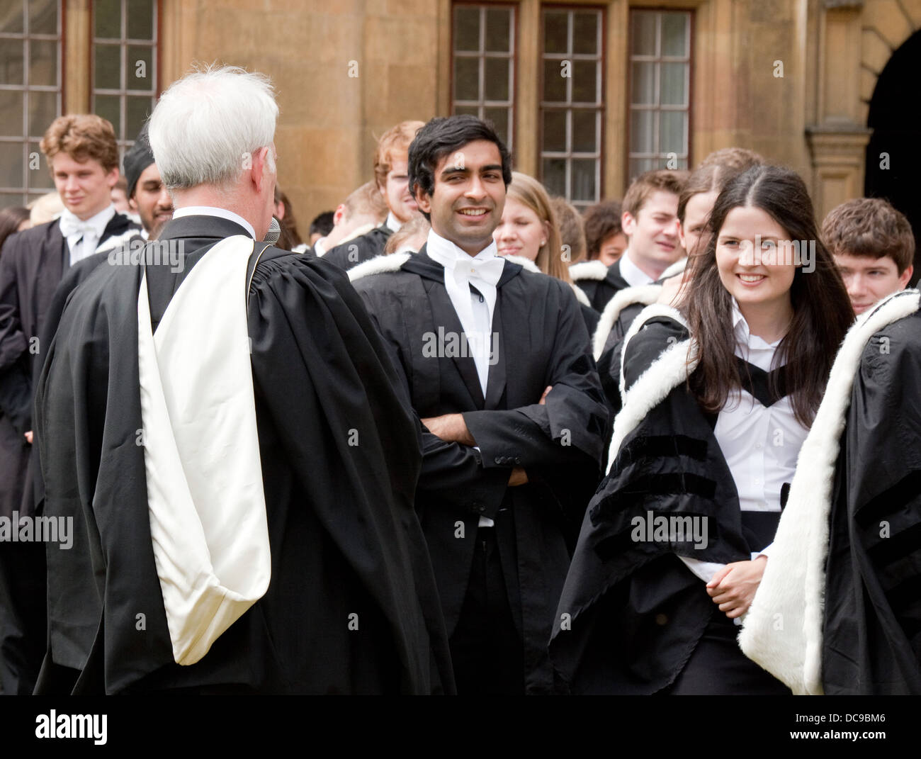 Clare College Cambridge Universität Absolventen auf Graduation Day, in ihren Kleidern, England UK Stockfoto