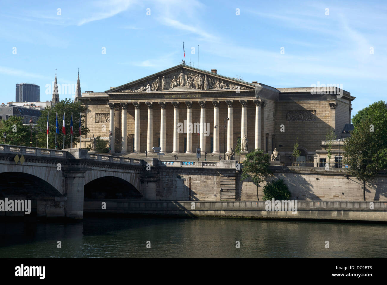 Die französische Nationalversammlung, Palais-Bourbon, gesehen vom gegenüberliegenden Ufer der Seine. Stockfoto
