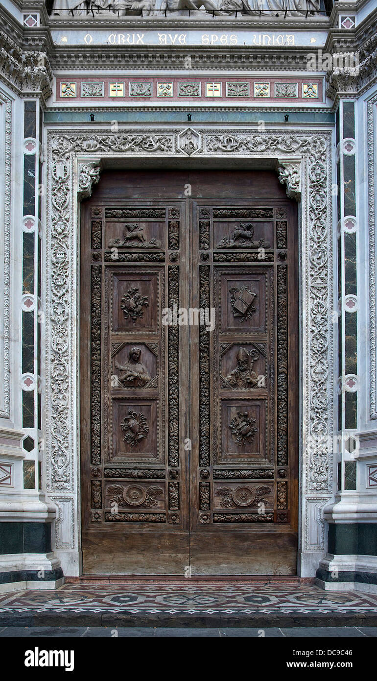Das Haupttor der Basilika Santa Croce in Florenz, Italien. Stockfoto