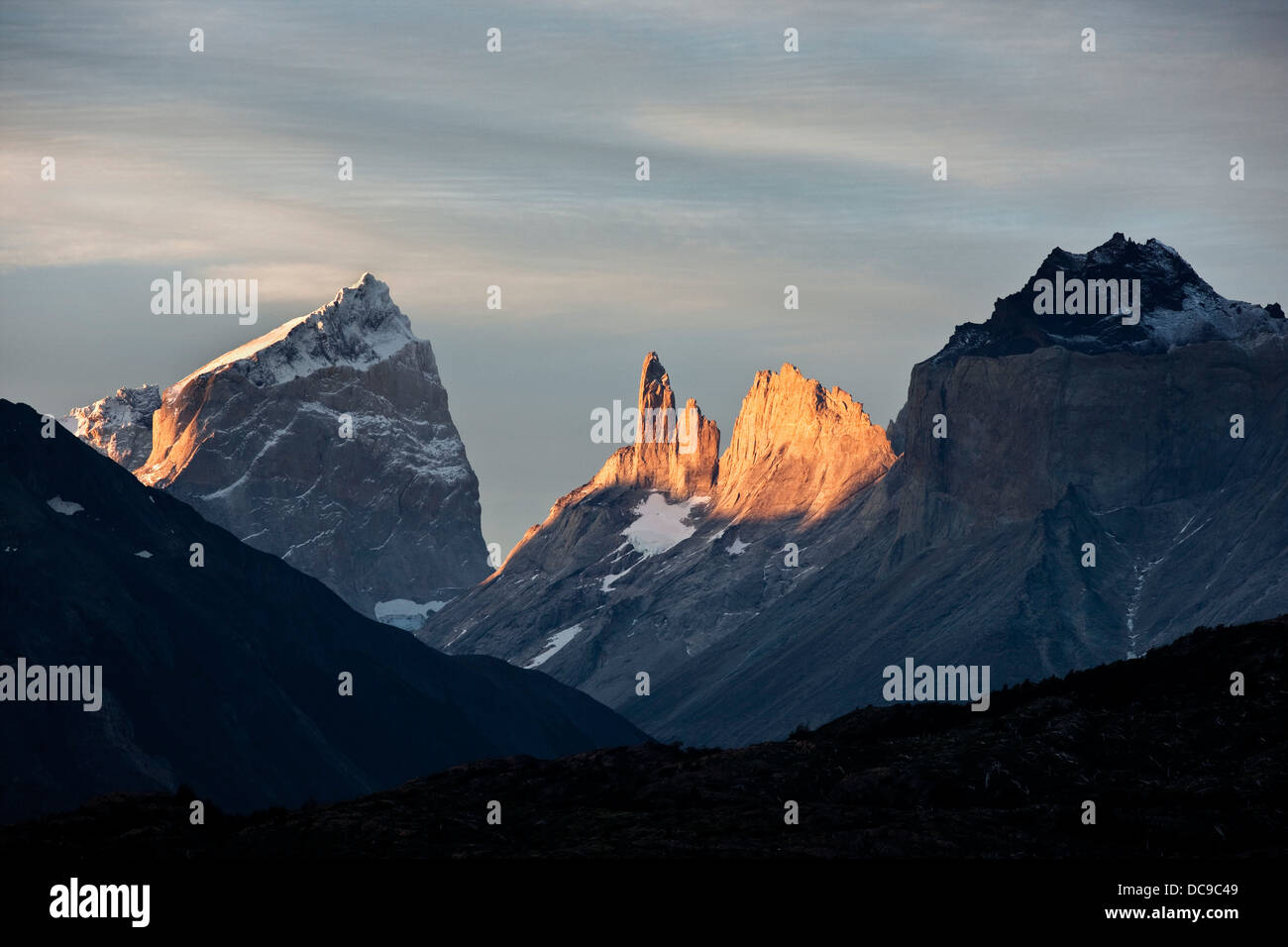 Torres del Paine-Massivs im Abendlicht, Blick ins Valle del Francés, gesehen vom Lago Grey Stockfoto