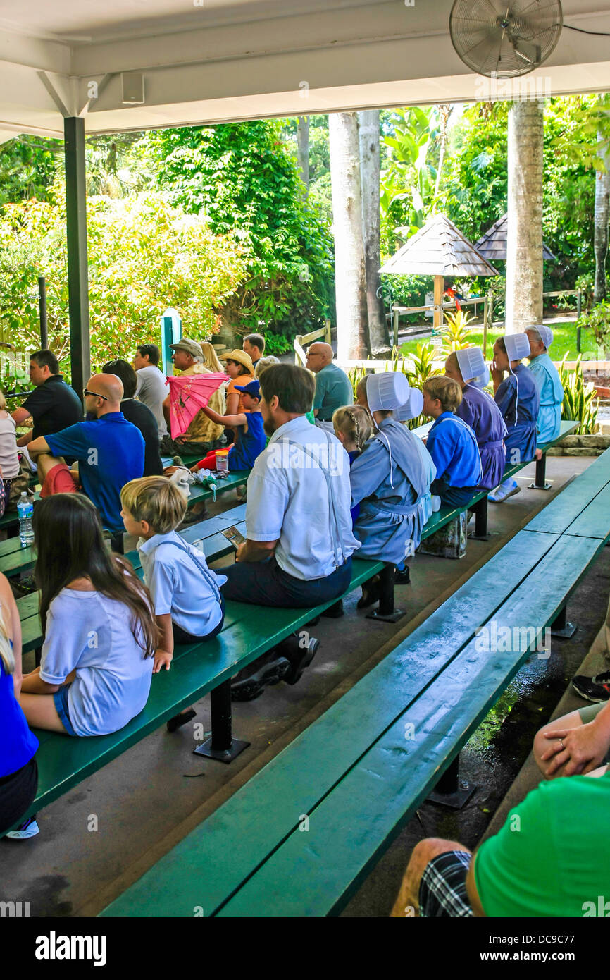 Amische Familie genießen Sie einen Tagesausflug in die Sarasota Jungle Gardens in Florida Stockfoto