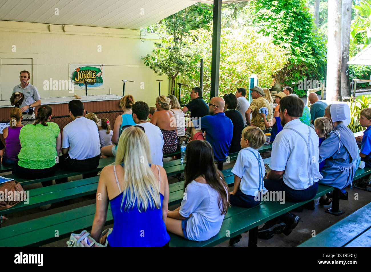 Amische Familie genießen Sie einen Tagesausflug in die Sarasota Jungle Gardens in Florida Stockfoto